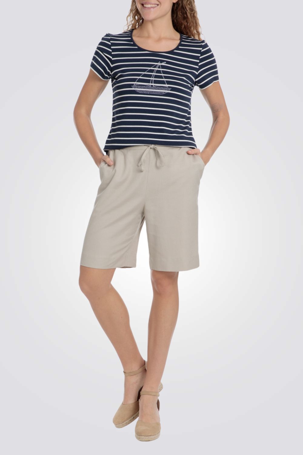 טישירט לנשים בצבע נייבי עם הדפס פסים ועיטור אבנים 