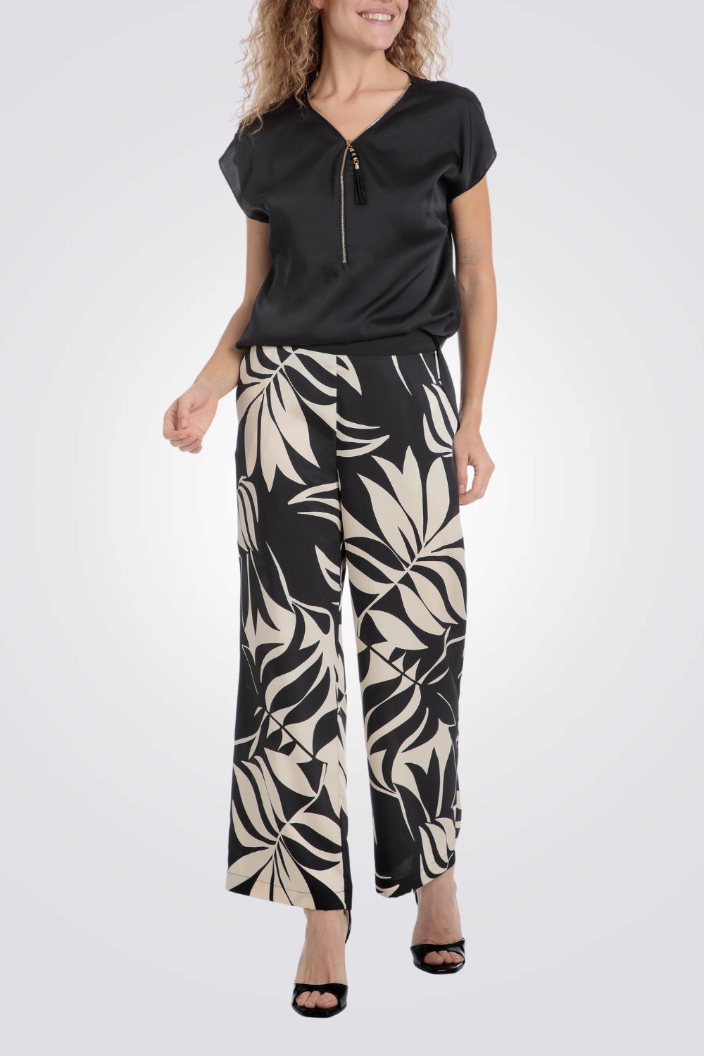 חולצה צווארון עם רוכסן בצבע שחור