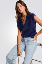 חולצה פרוותית כחולה עם מפתח V | מורגן