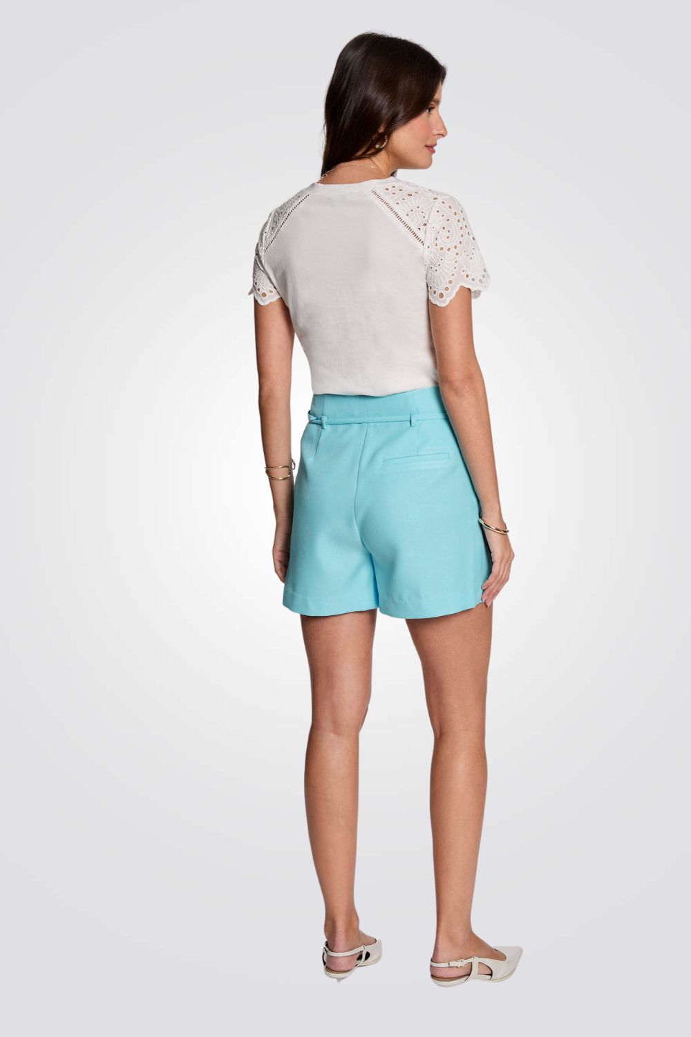 טישירט בצבע לבן עם שרוולים רקומים 