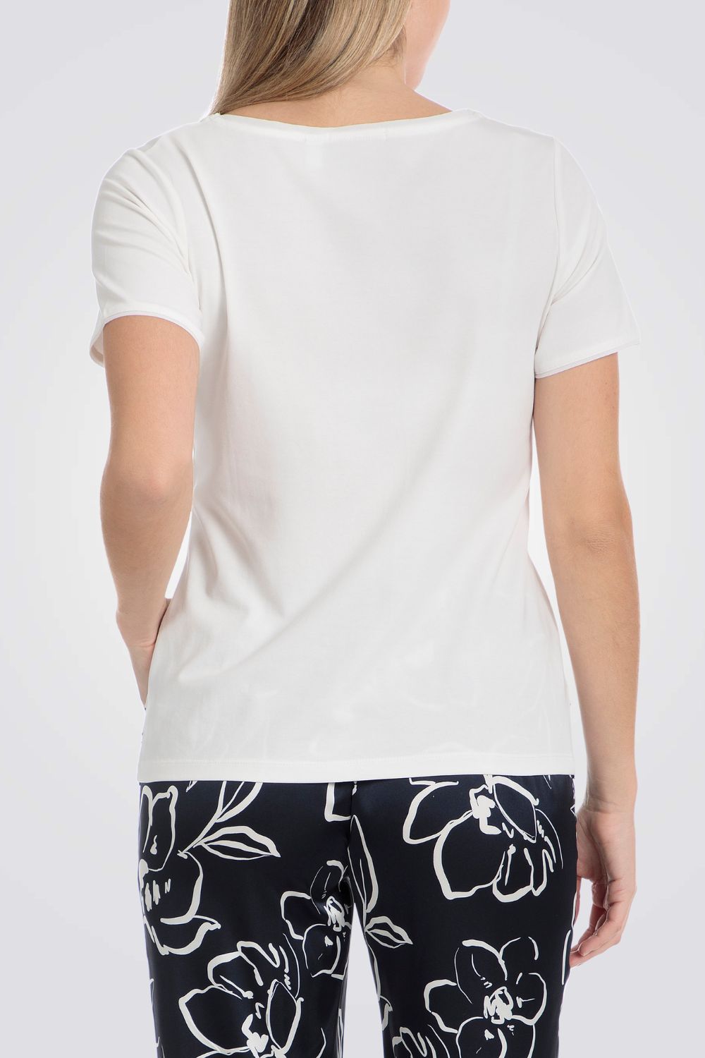 טישירט בצבע לבן רקמה פרחונית