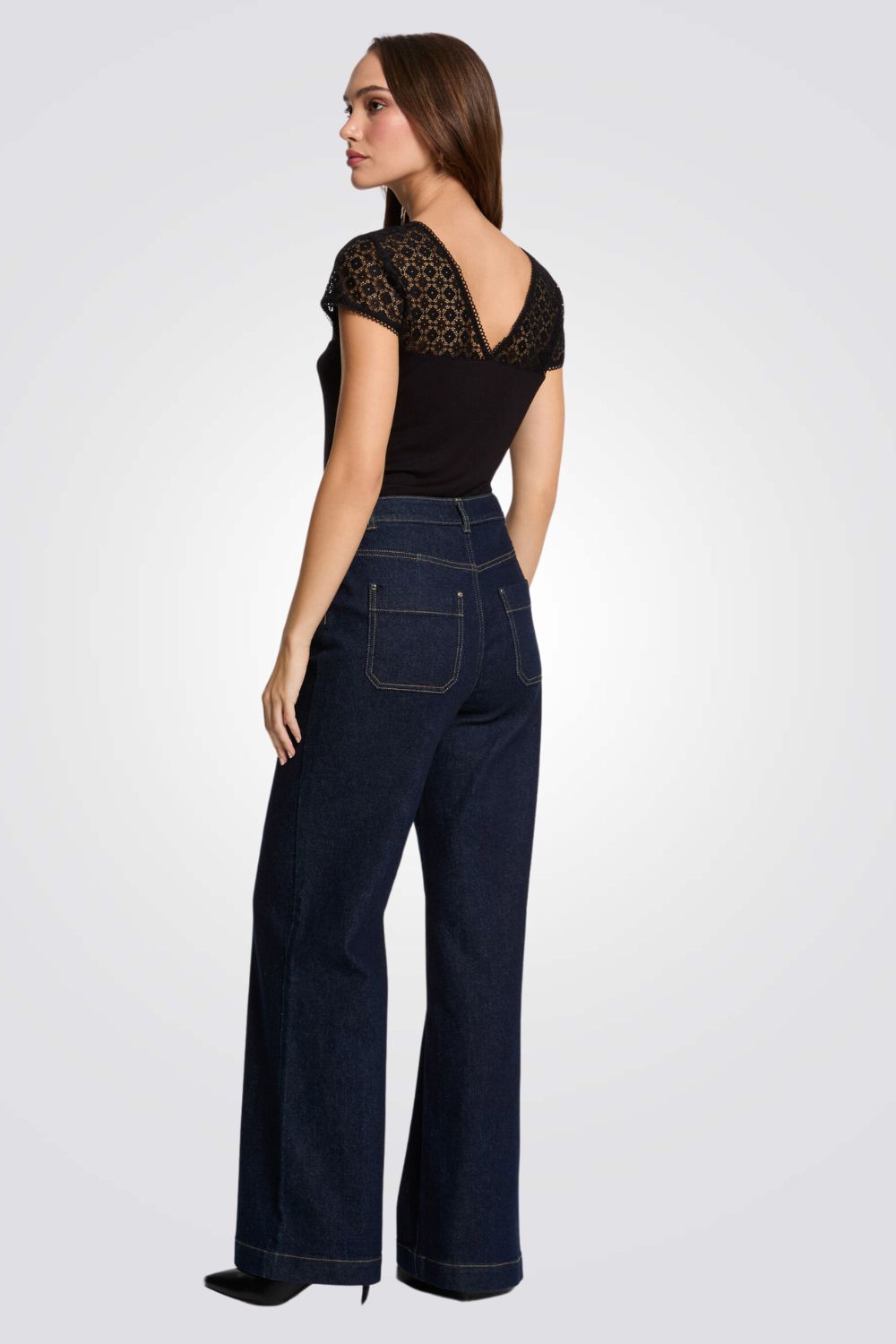 טישירט שרוולי תחרה בצבע שחור 