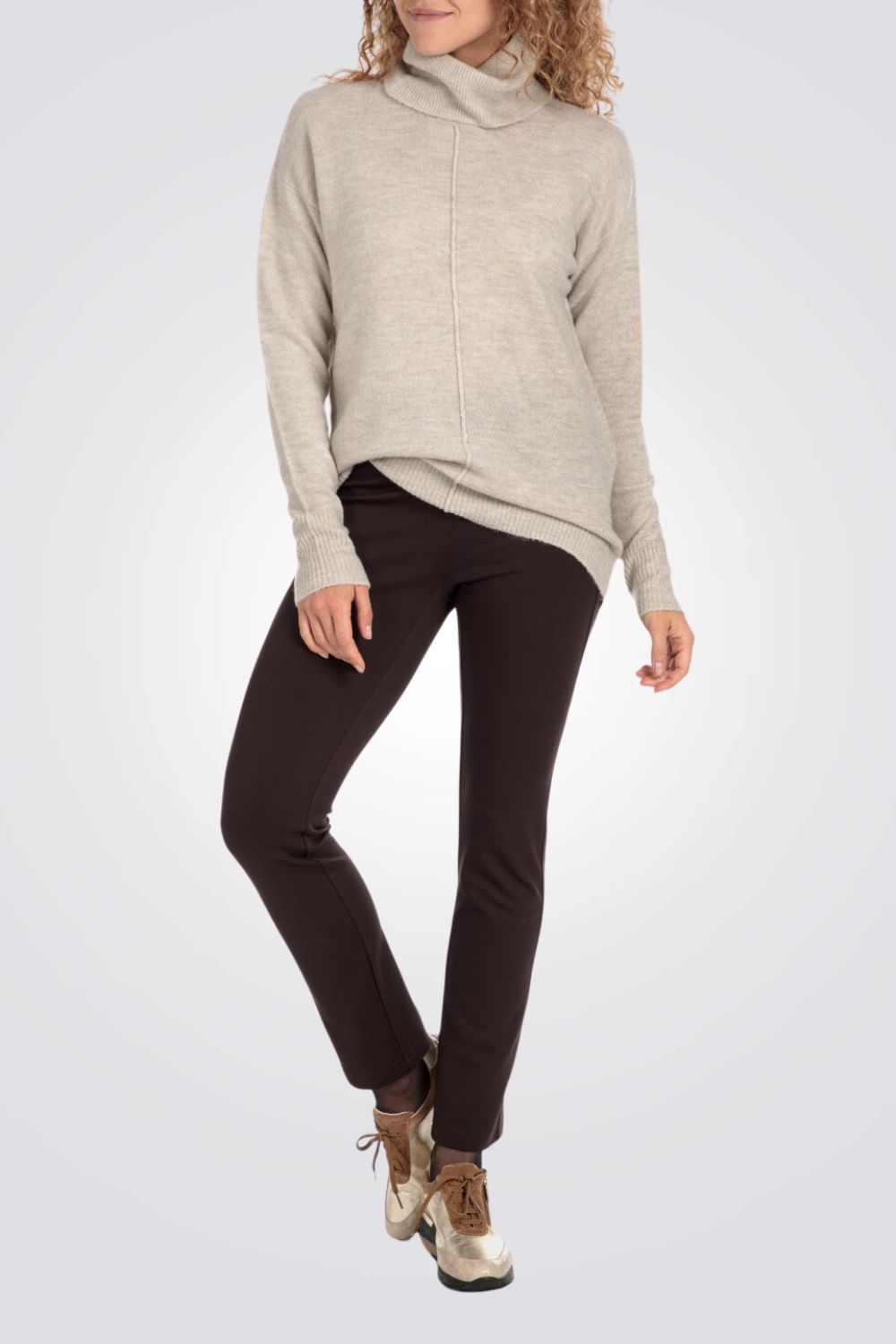 סריג משוחרר צווארון גולף בצבע בז'