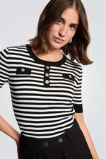 טישירט עם הדפס פסים וכפתורים דקורטיביים | מורגן 