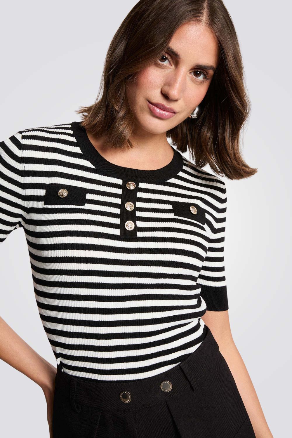 טישירט עם הדפס פסים וכפתורים דקורטיביים | מורגן 