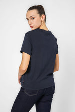 טישירט בצבע נייבי הדפס גרפי בחזית