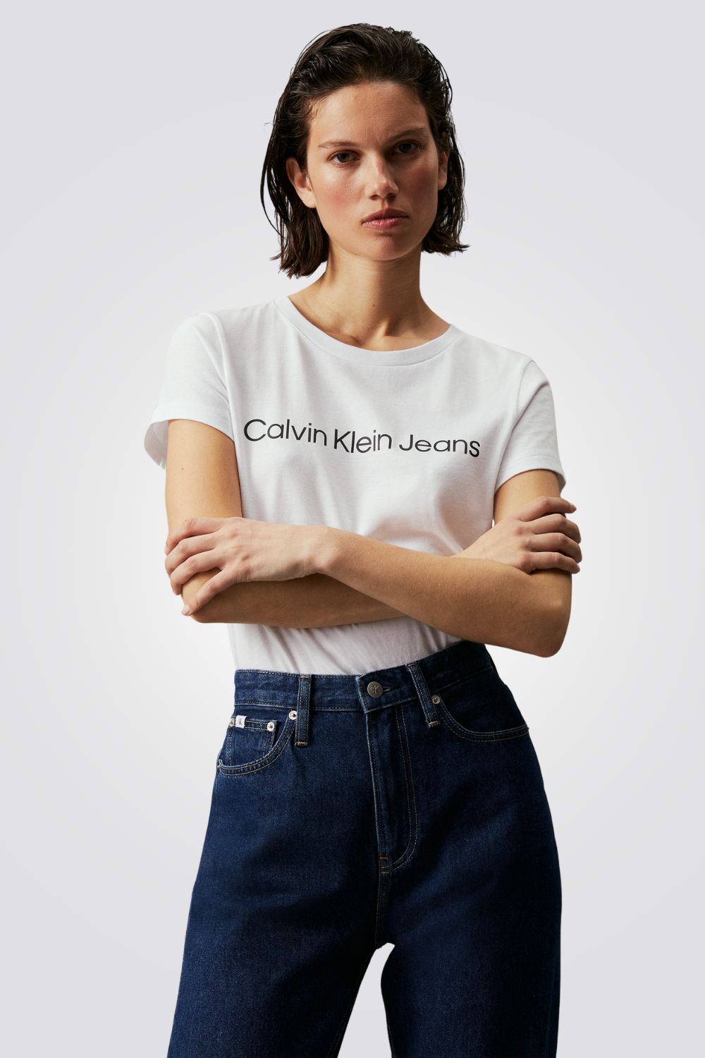 טישירט לנשים בצבע לבן עם לוגו