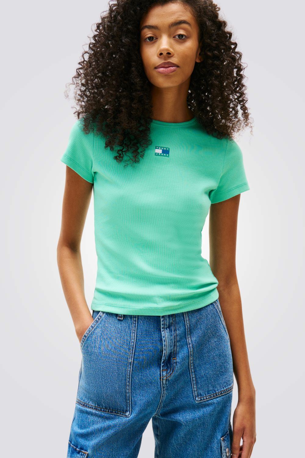 טישירט לנשים בצבע ירוק עם לוגו 