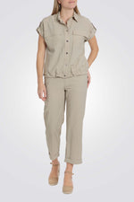 חולצה עם מכפלת אלסטית בצבע בז'