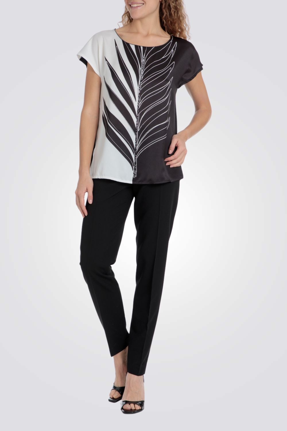 טישירט לנשים בצבע שחור ולבן עם הדפס 