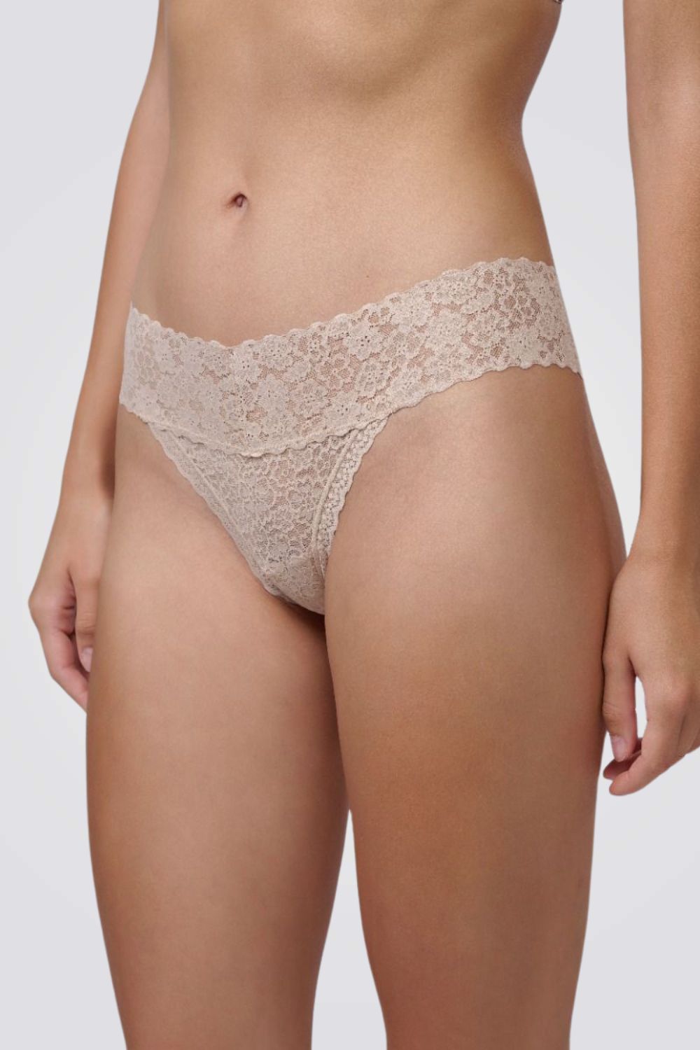 תחתוני חוטיני תחרה בצבע ניוד 