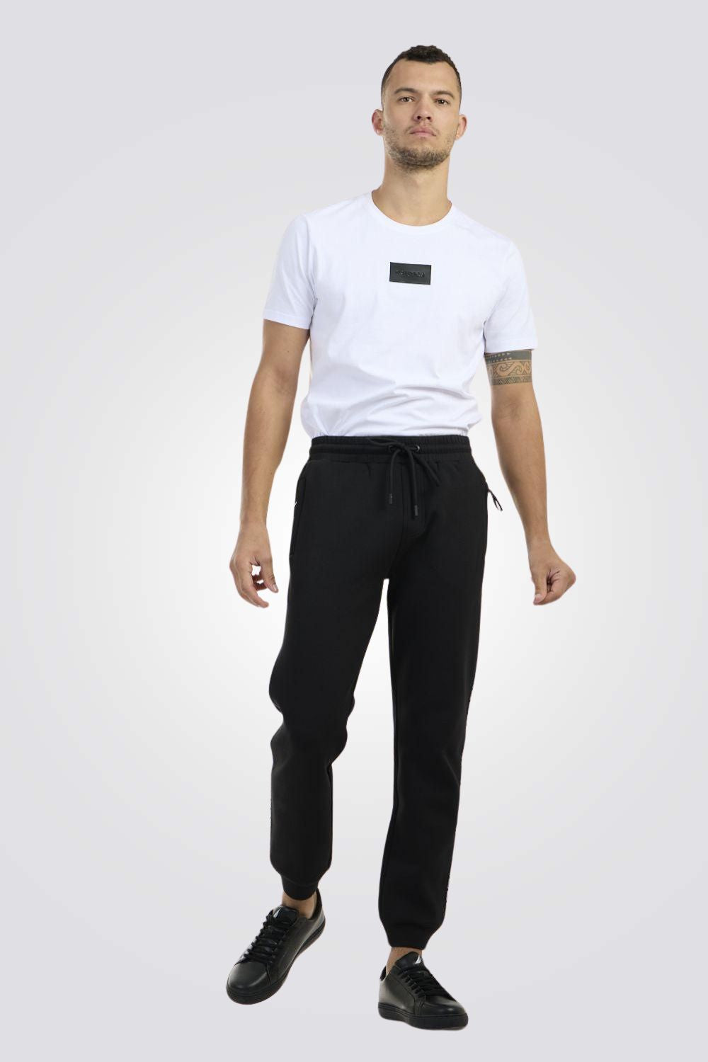 מכנסי טרנינג ספורטיביים בצבע שחור