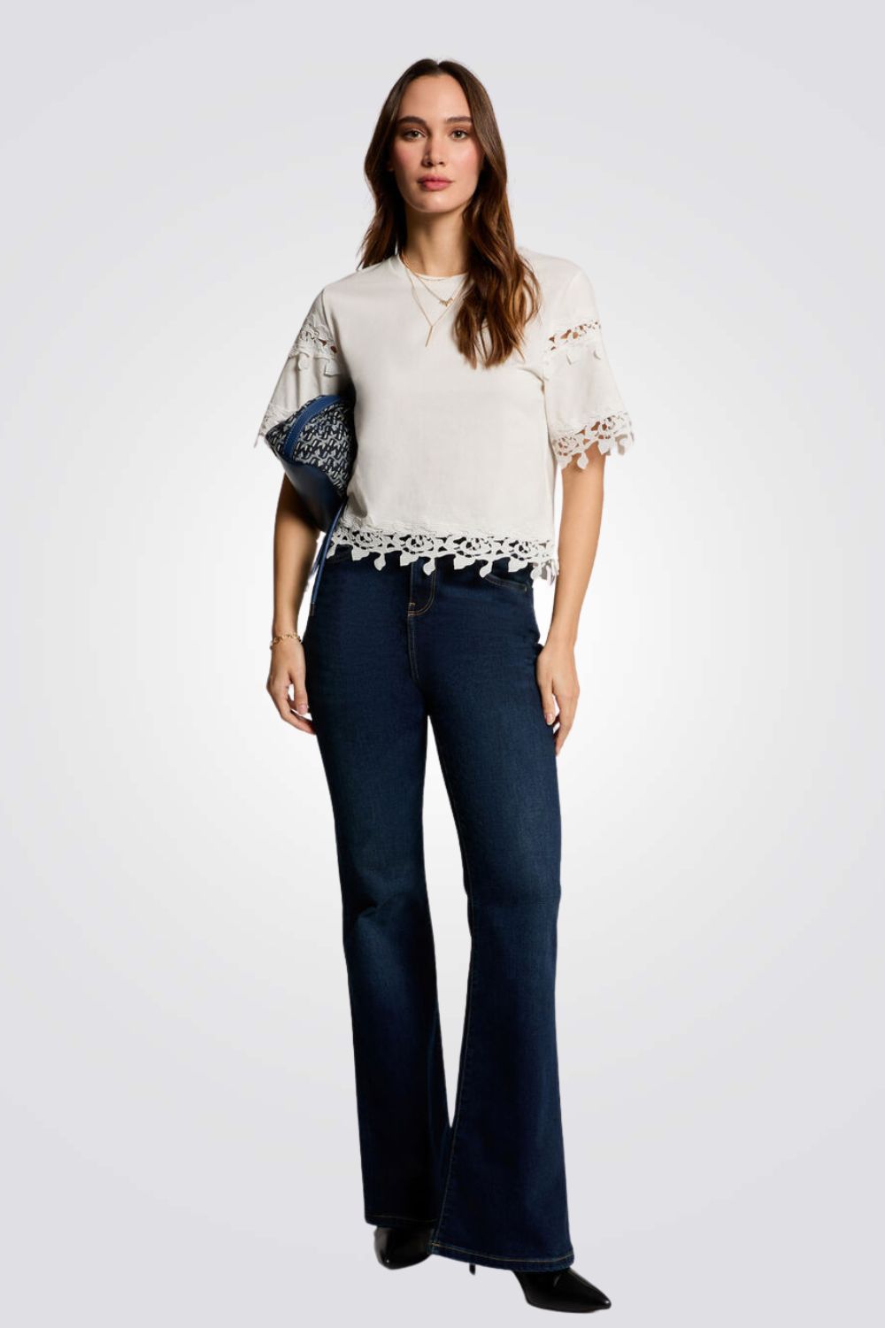 טישירט עם עיטורי תחרה רקומה