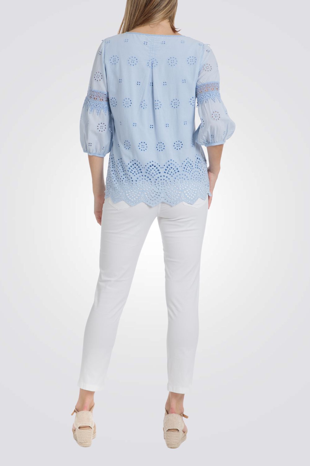 מכנסי קפרי בצבע לבן