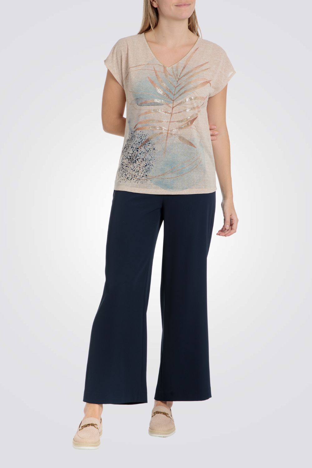 טישירט בצבע בז' הדפס בחזית