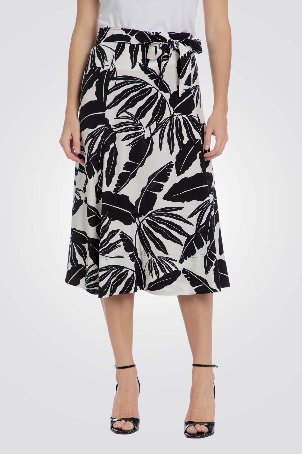 חצאית הדפס עלים בצבע לבן/שחור