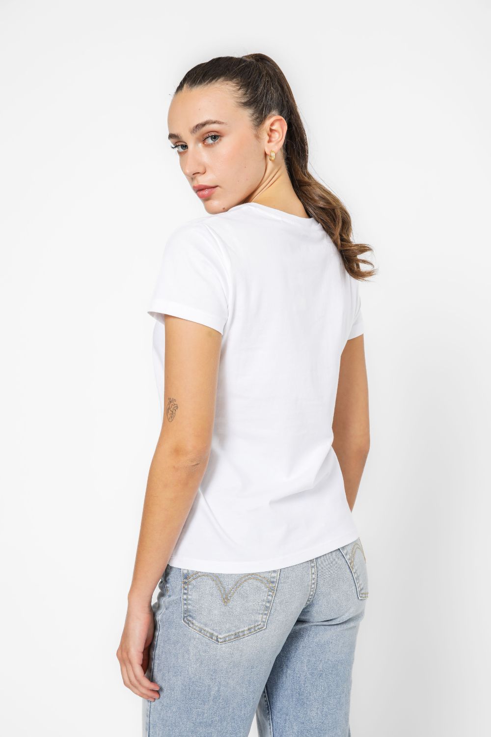 טישירט קלאסי בצבע לבן הדפס לוגו בחזית