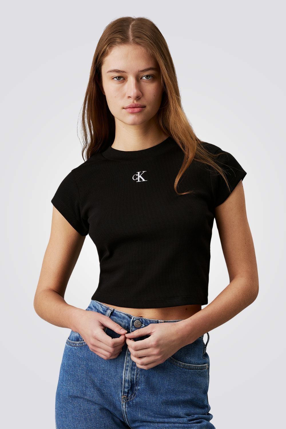 טישירט לנשים בצבע לבן עם לוגו
