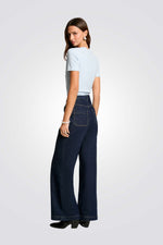 טישירט עם כפתורים דקורטיביים בצבע תכלת