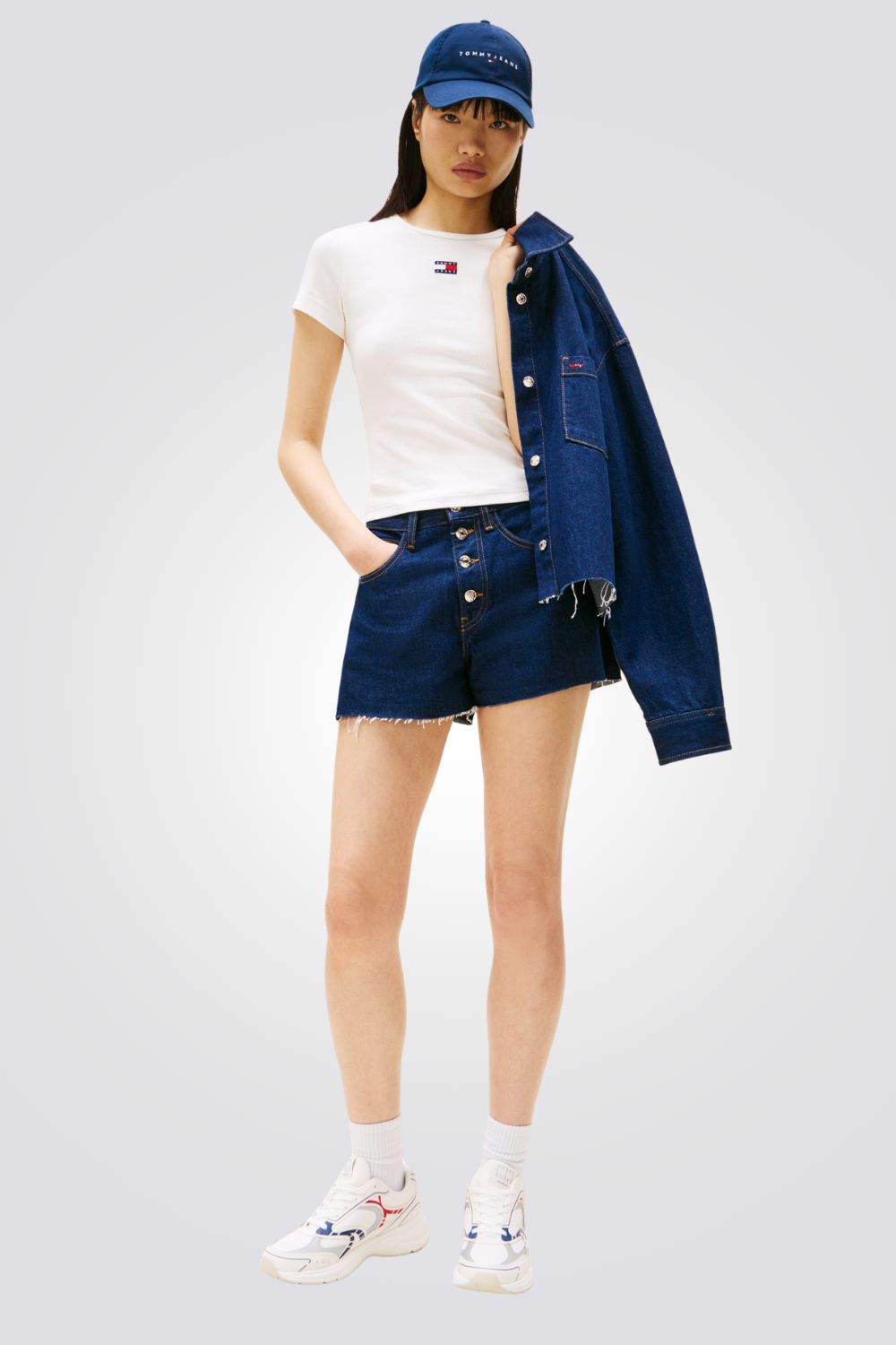 טישירט לנשים בצבע לבן עם לוגו 