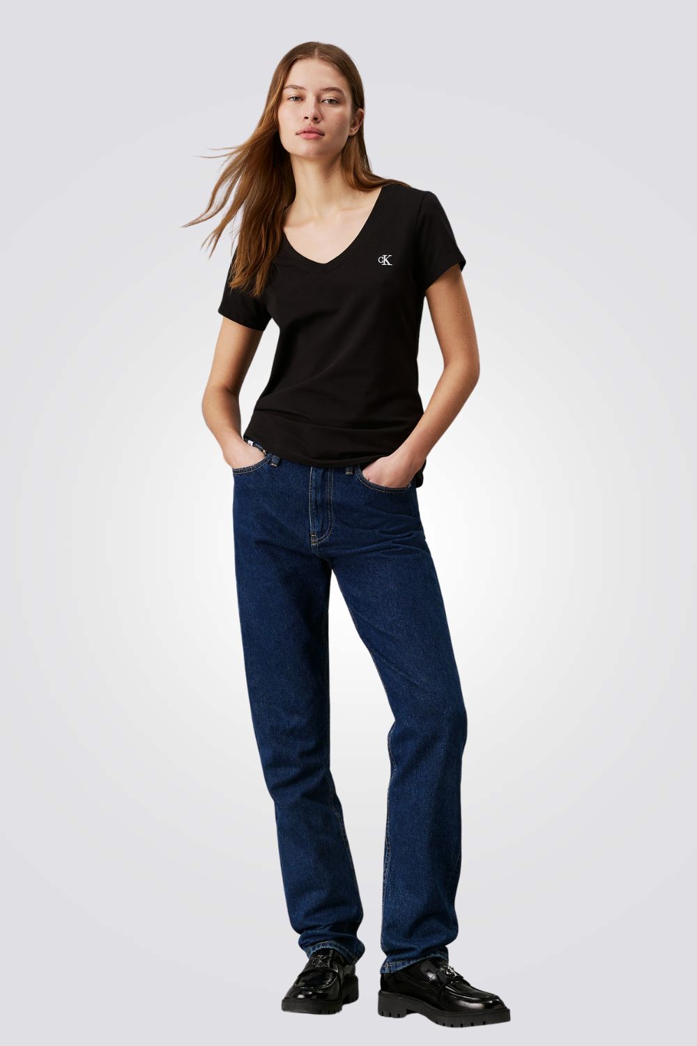 טישירט לנשים בצבע שחור עם לוגו