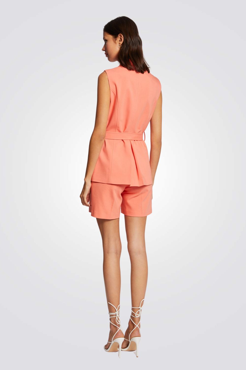 ג'קט ללא שרוולים עם חגורת מותן בצבע אפרסק