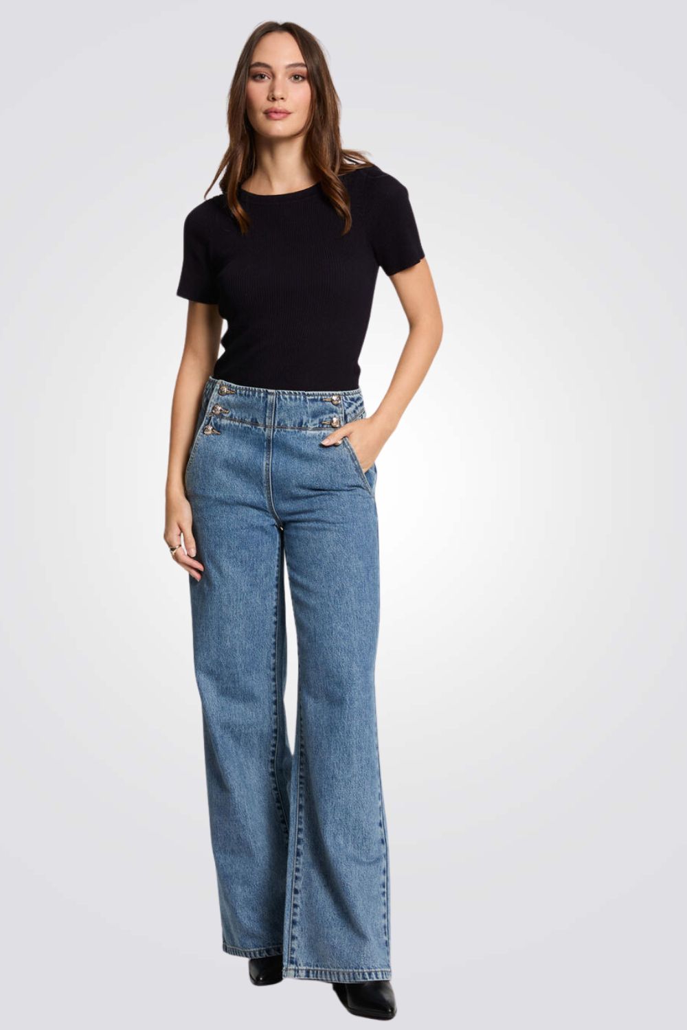 סריג שרוולים קצרים עם כפתורים בכתפיים