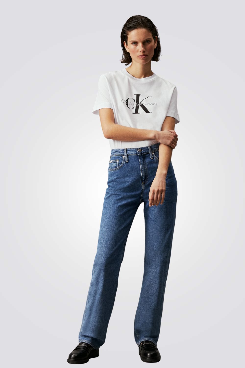 טישירט לנשים בצבע לבן עם לוגו