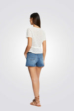 חולצת תחרה כפתורים דקורטיביים בצבע לבן