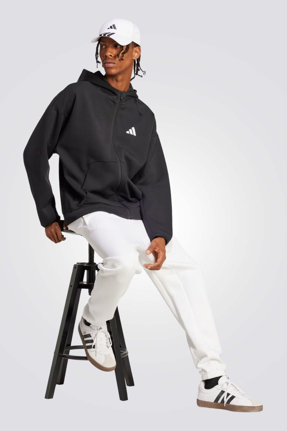 סווטשירט קפוצ'ון לגברים בצבע שחור