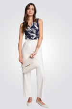 טופ הדפס עלים בצבע נייבי/לבן