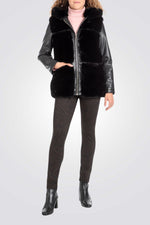 ג'קט דמוי עור בצבע שחור עם פרווה מלאכותית