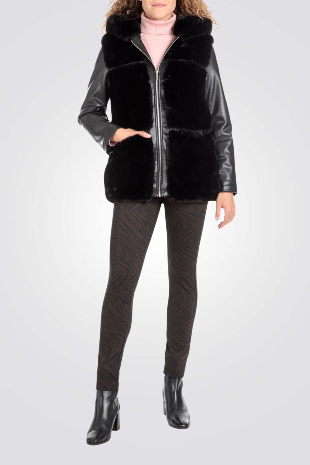 ג'קט דמוי עור בצבע שחור עם פרווה מלאכותית