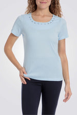 טישירט עם עיטורים בצווארון בצבע תכלת