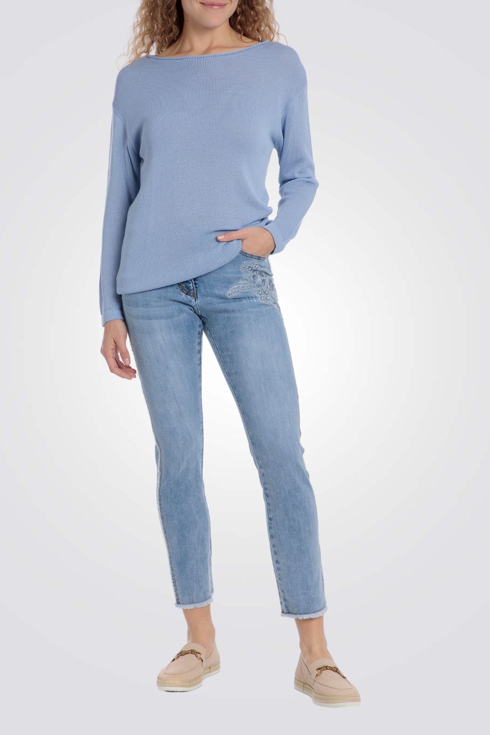 סריג צווארון עגול בצבע כחול