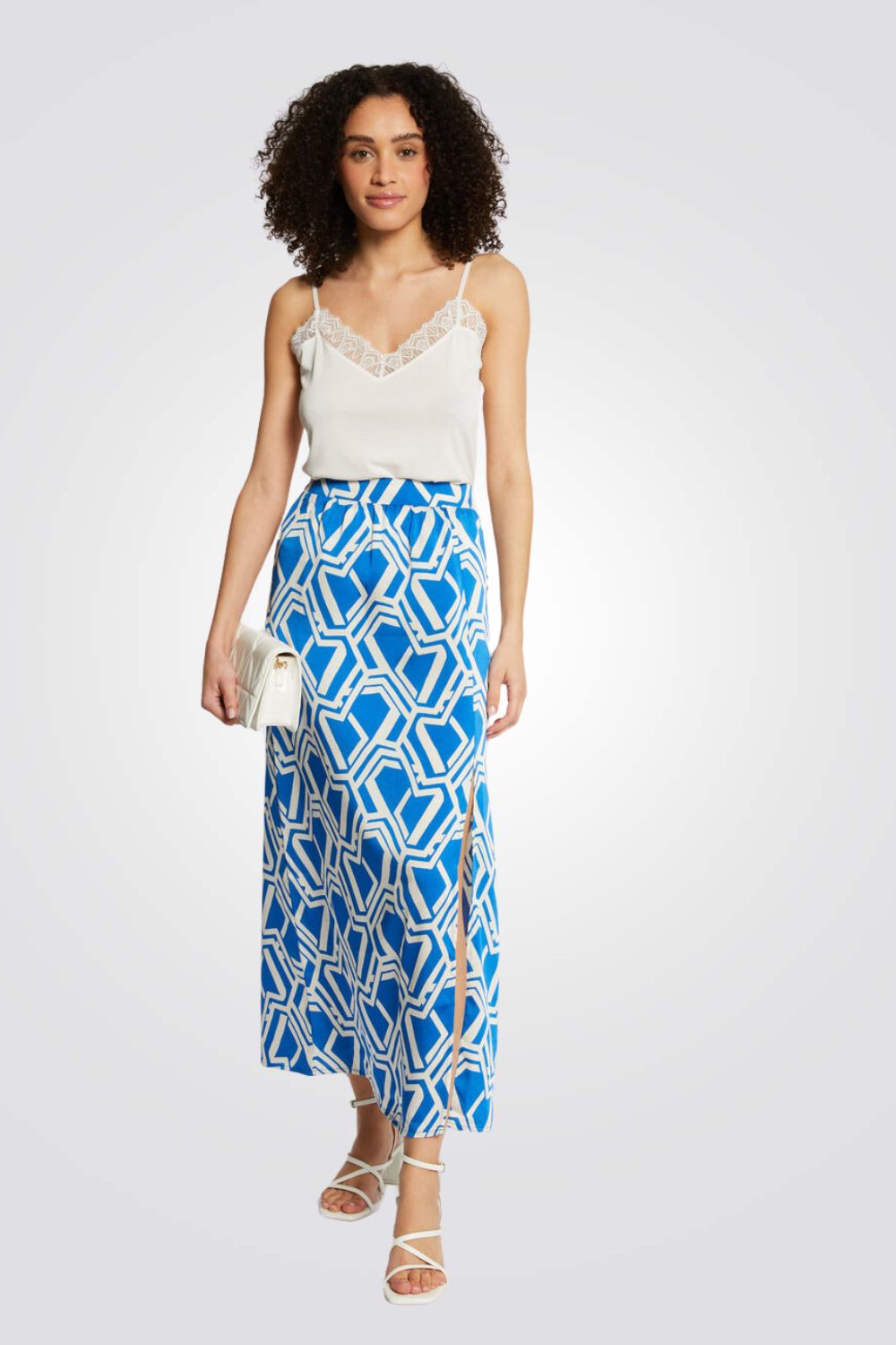 גופיה בצבע שנהב בשילוב תחרה