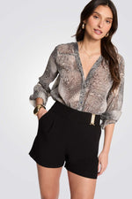 מכנס קצר מראה קטיפה בצבע שחור