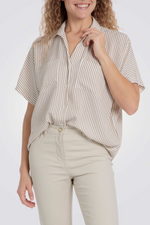 חולצת פסים קצרה בגוון בז'