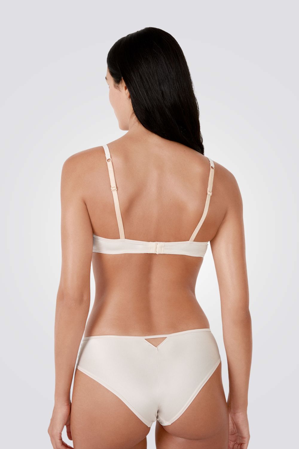 חזיית פוש-אפ עם מחשוף עמוק | איתם