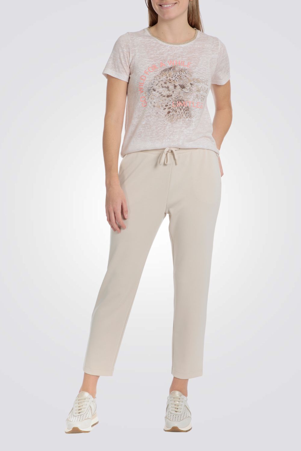 טישירט הדפס בחזית דיטיילס מטאלי