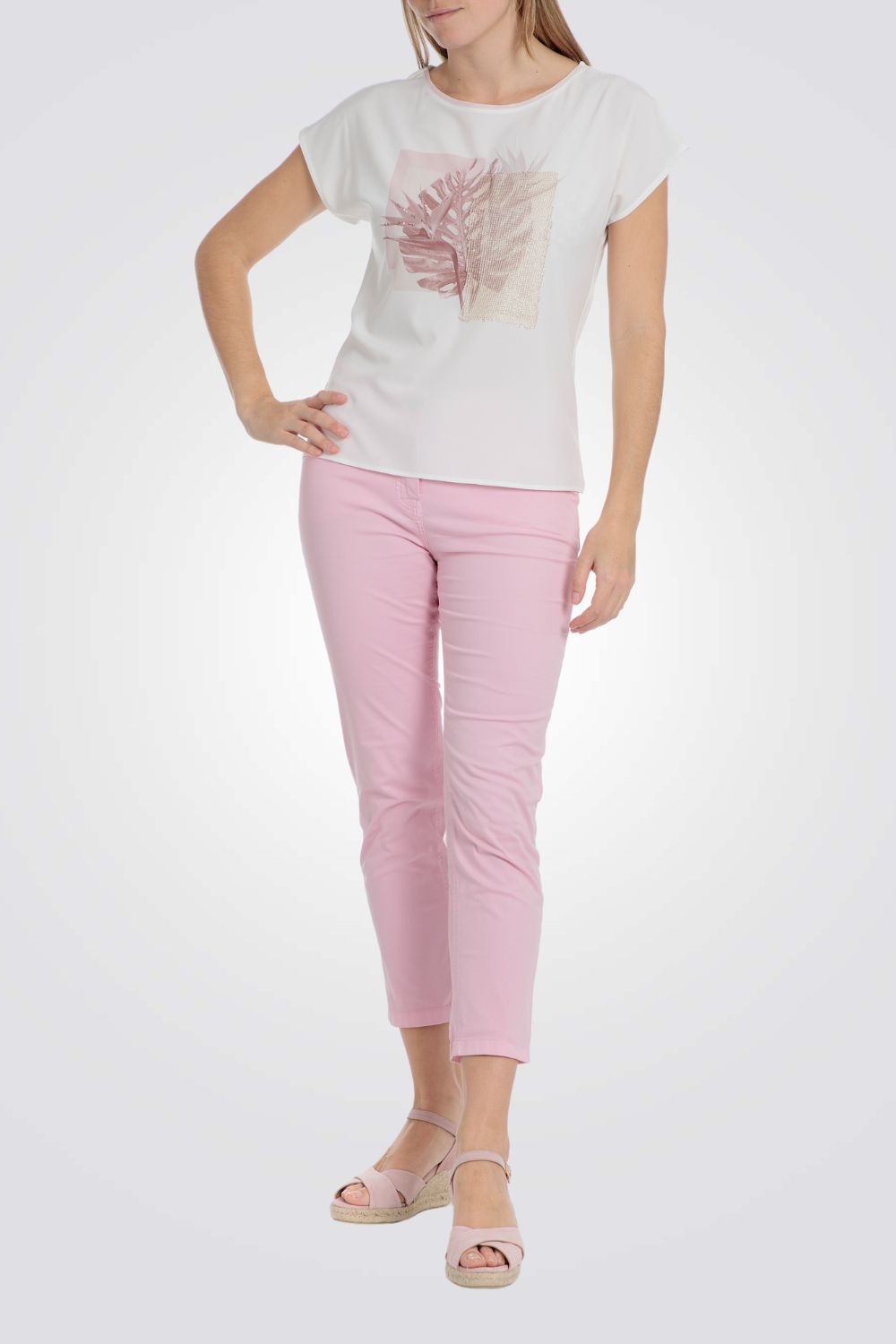 טישירט בצבע לבן הדפס בחזית