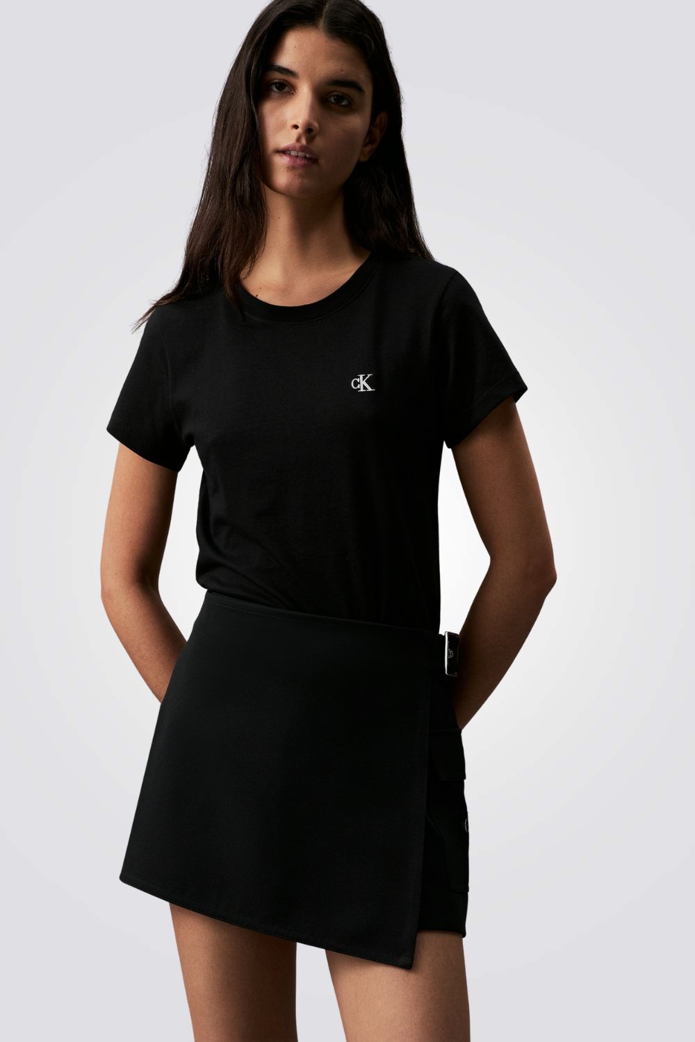 טישירט לנשים בצבע שחור עם לוגו