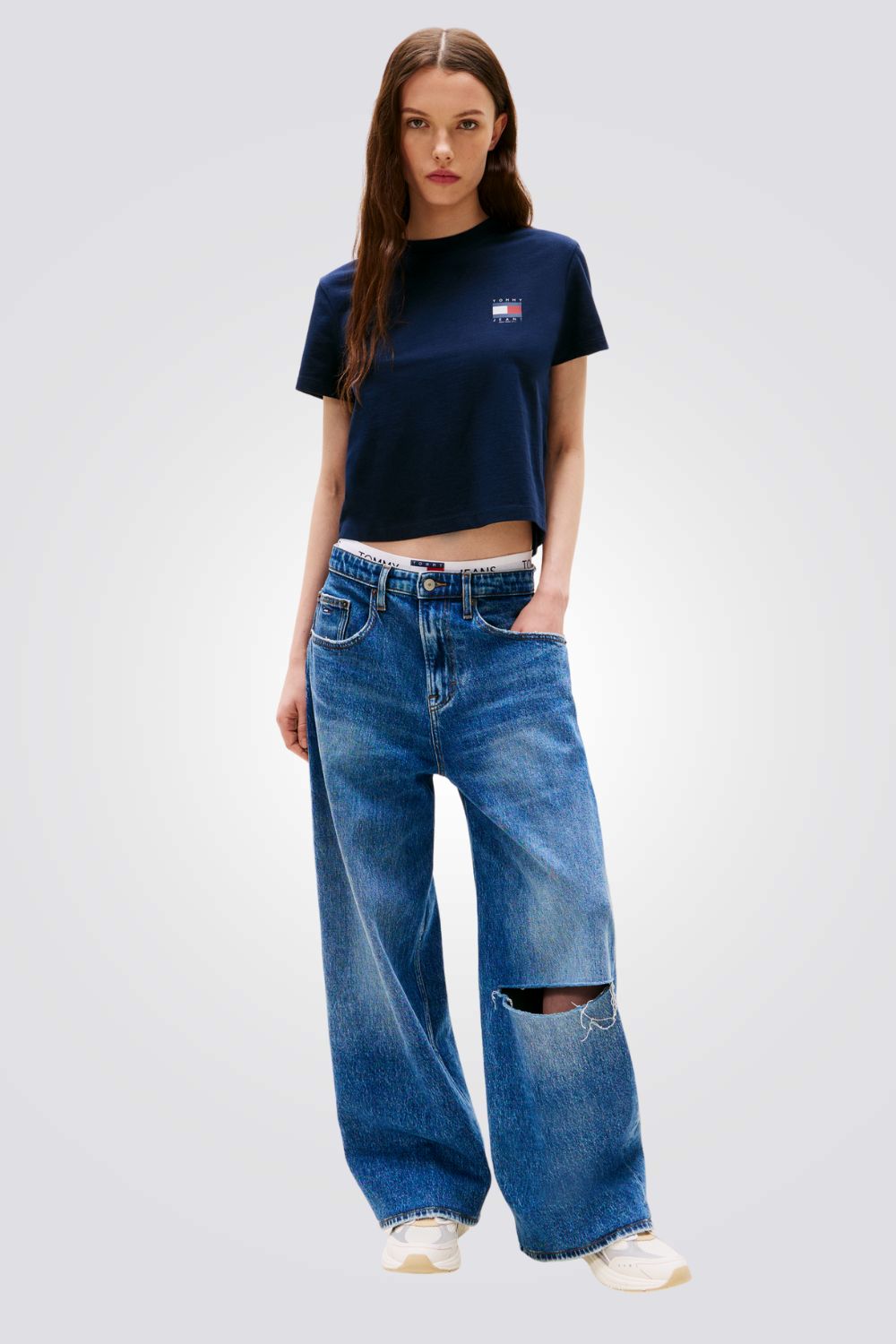 טישירט לנשים בצבע נייבי עם לוגו 