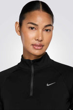 חולצת ספורט בגזרה צמודה עם סיומת כפפות | נייקי