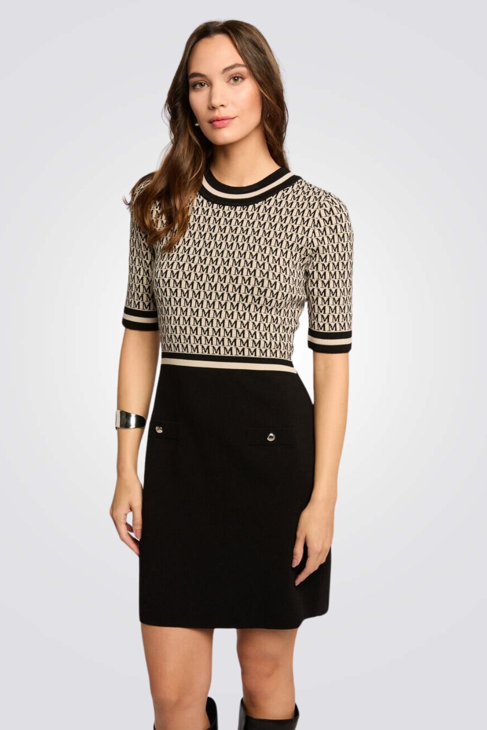 שמלת סריג קצרה בצבעי שחור/בז'
