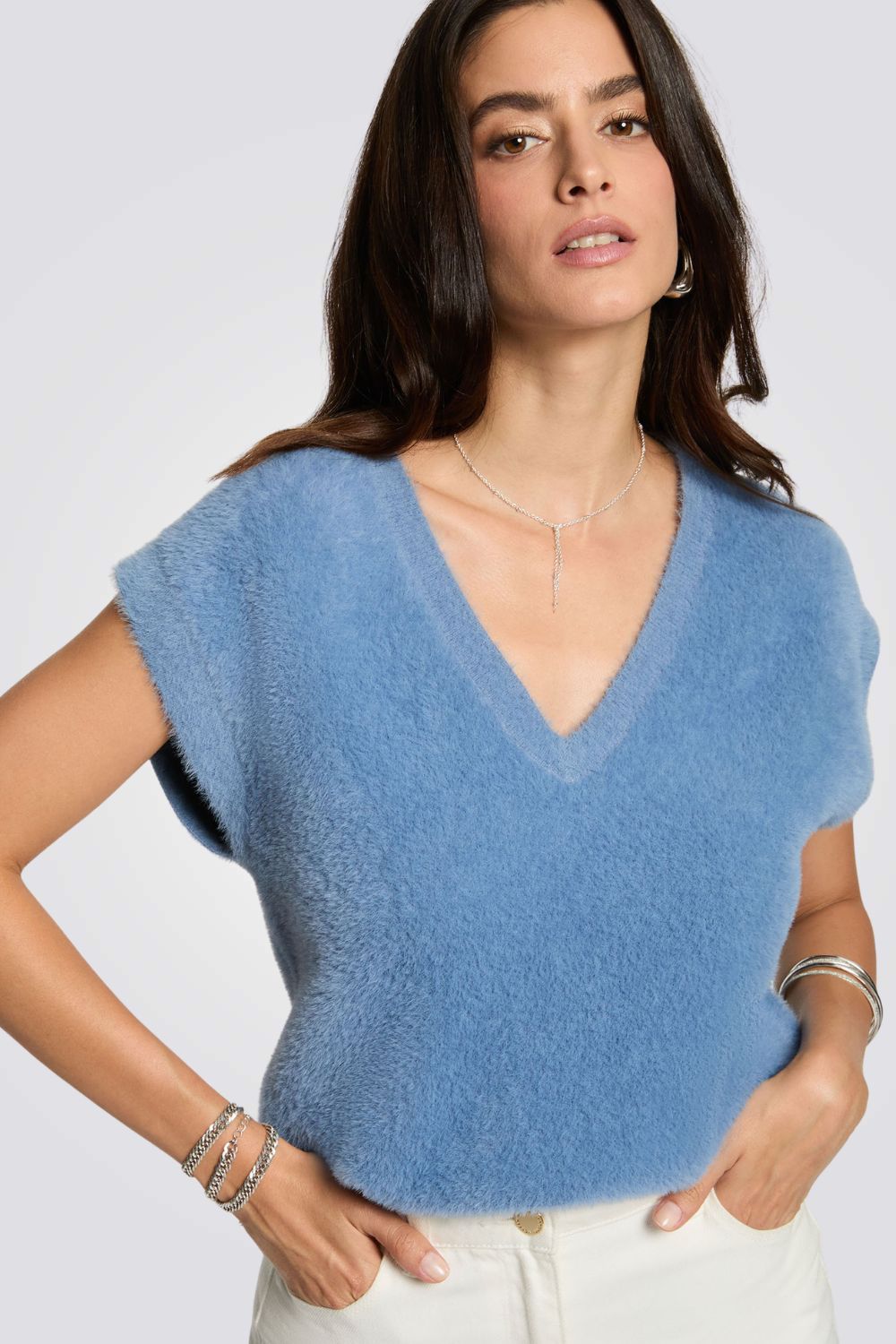 חולצה פרוותית כחולה עם מפתח V | מורגן