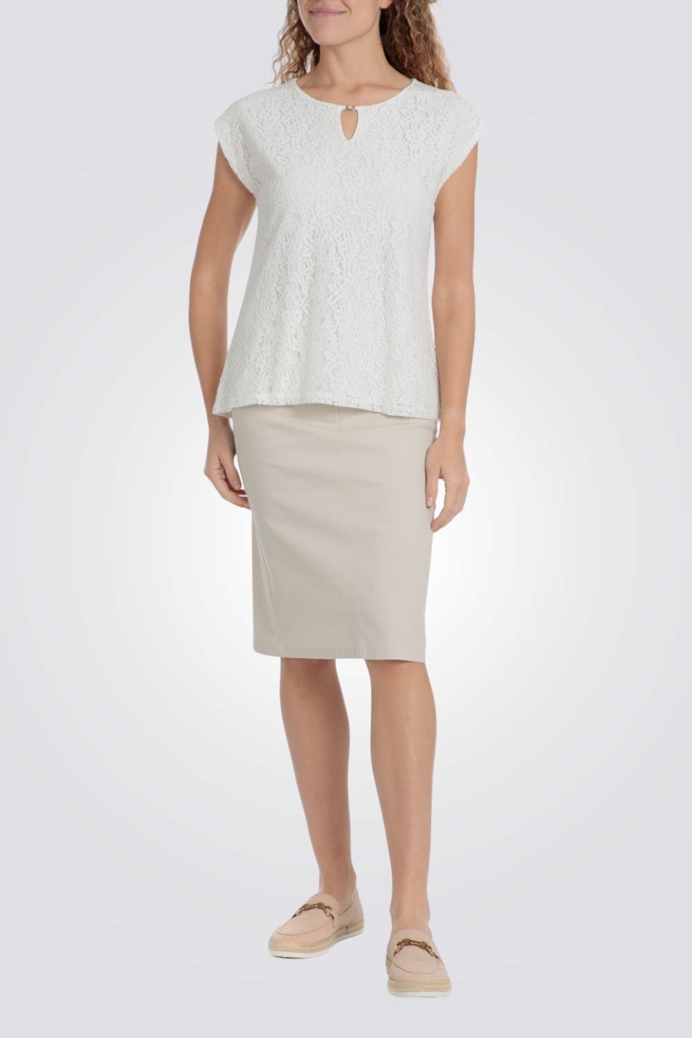 טישירט תחרה לנשים בצבע לבן 