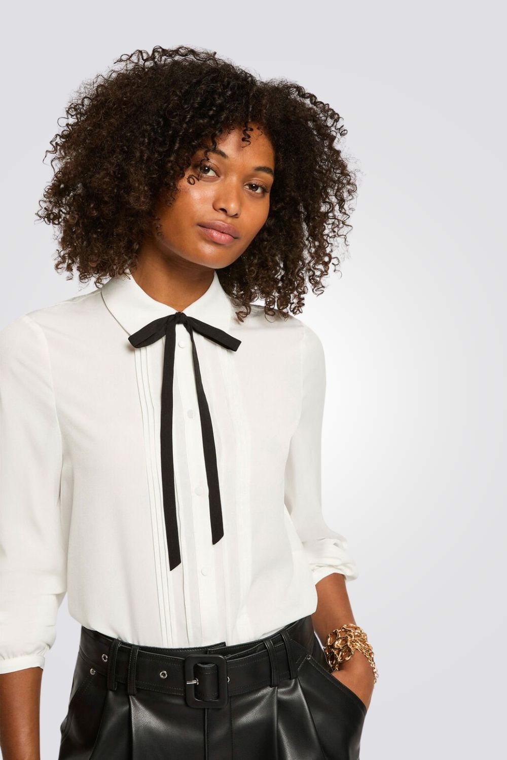 חולצה לבנה לנשים עם סרט שחור | מורגן 