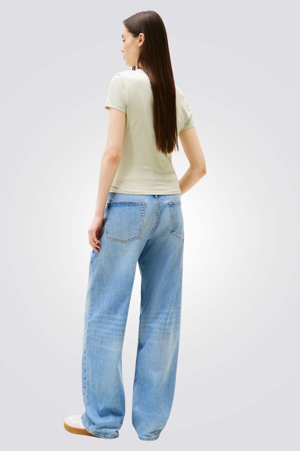 טישירט לנשים בצבע ירוק בהיר עם לוגו 
