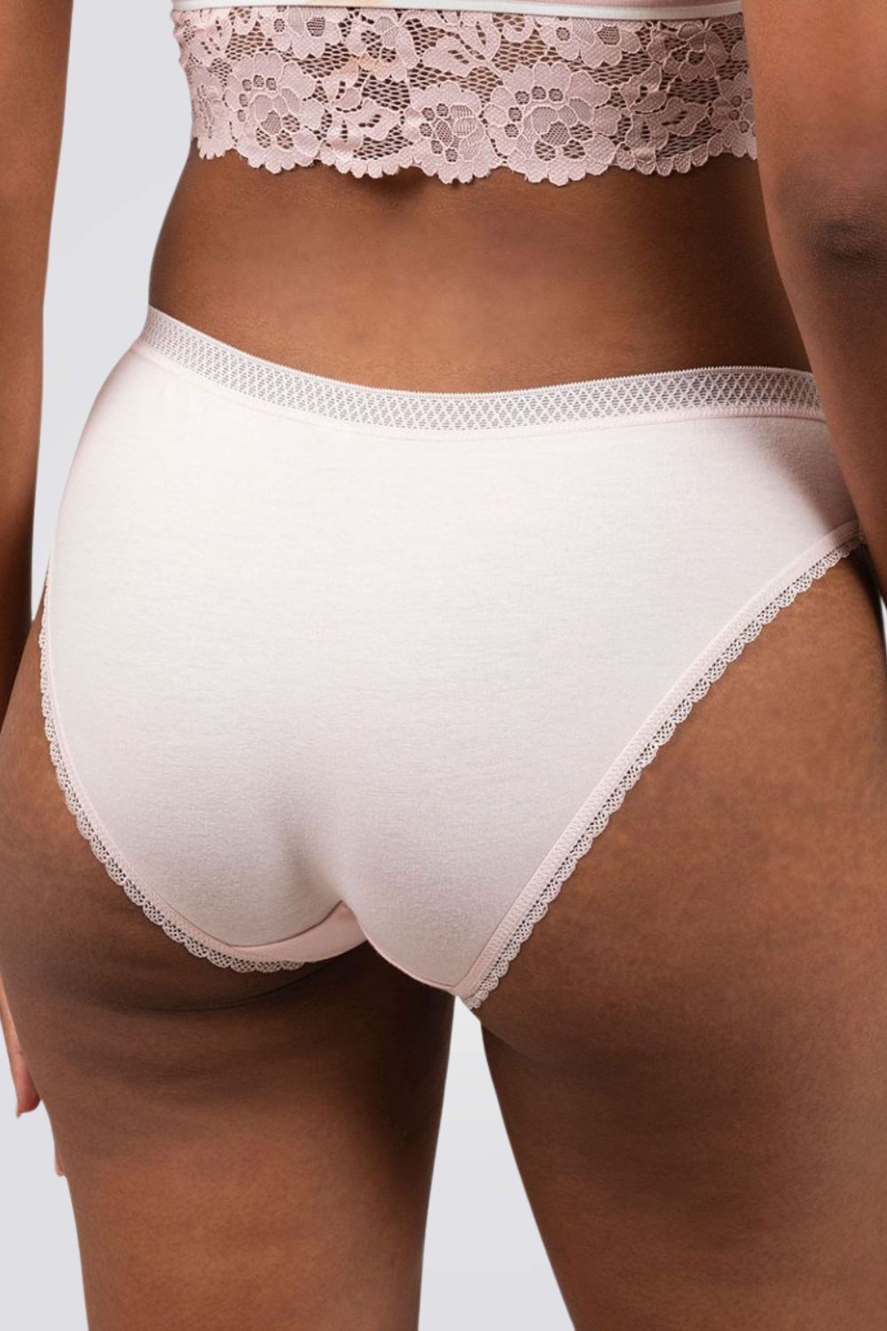 תחתוני ביקיני היי לג בשילוב תחרה | פמינה